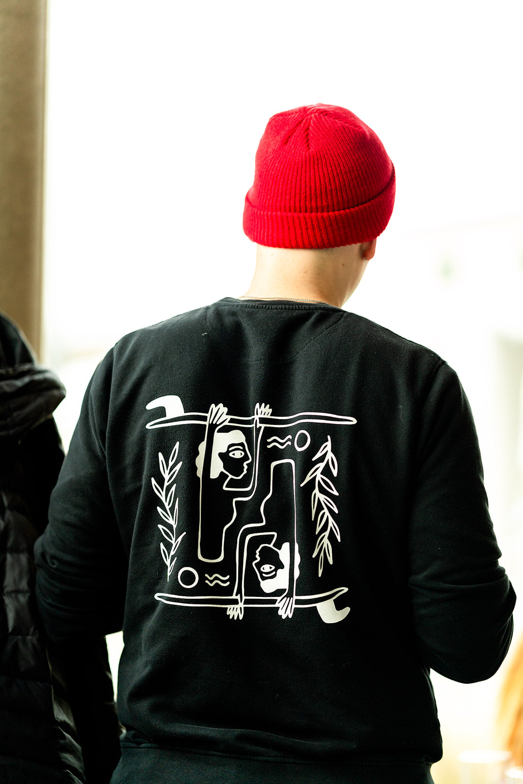 T-shirt noir – Deux surfeuses